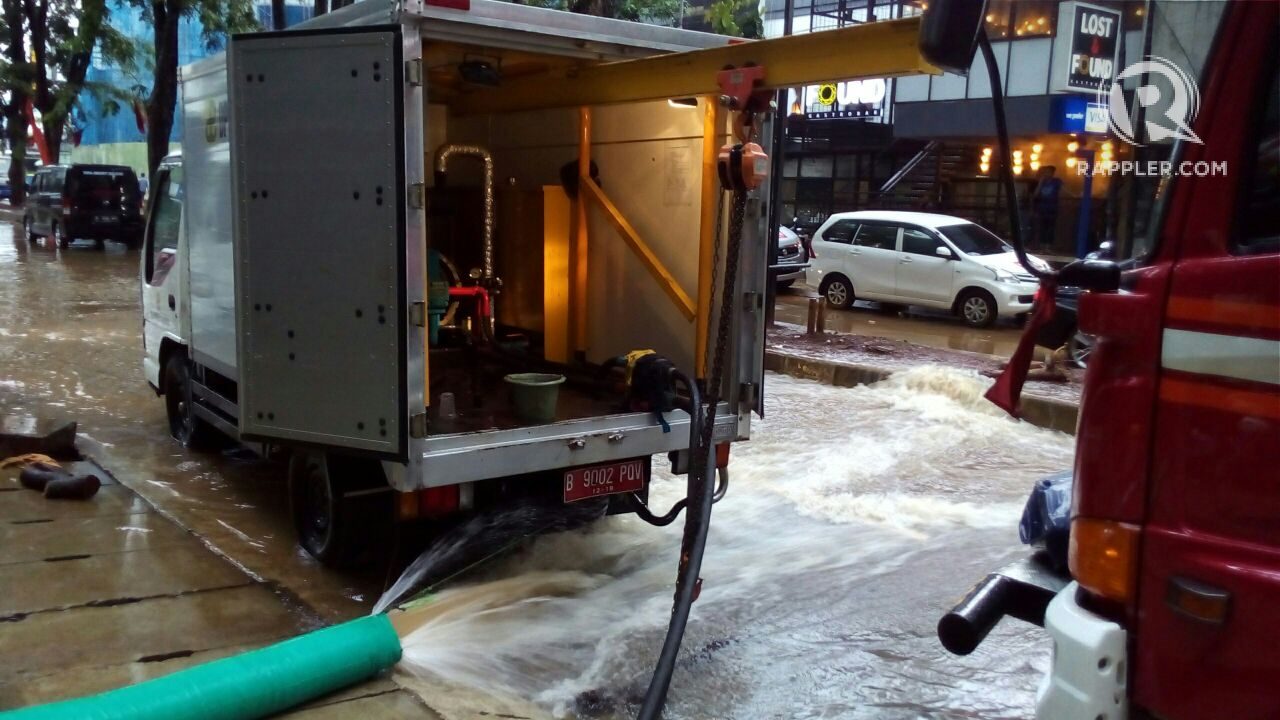 FOTO: Evakuasi kendaraan akibat banjir Kemang