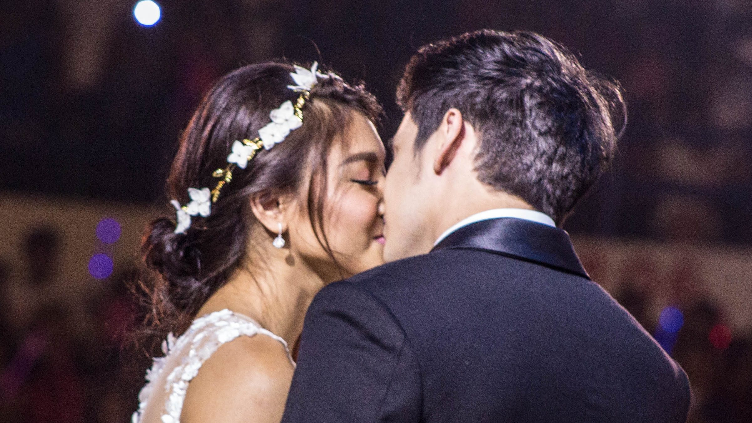 SEALED WITH A KISS. James Reid and Nadine Lustre share a smooch at the live viewing party of the finale of their show 'On The Wings of Love' in 2016. File photo by Paolo Abad/Rappler 