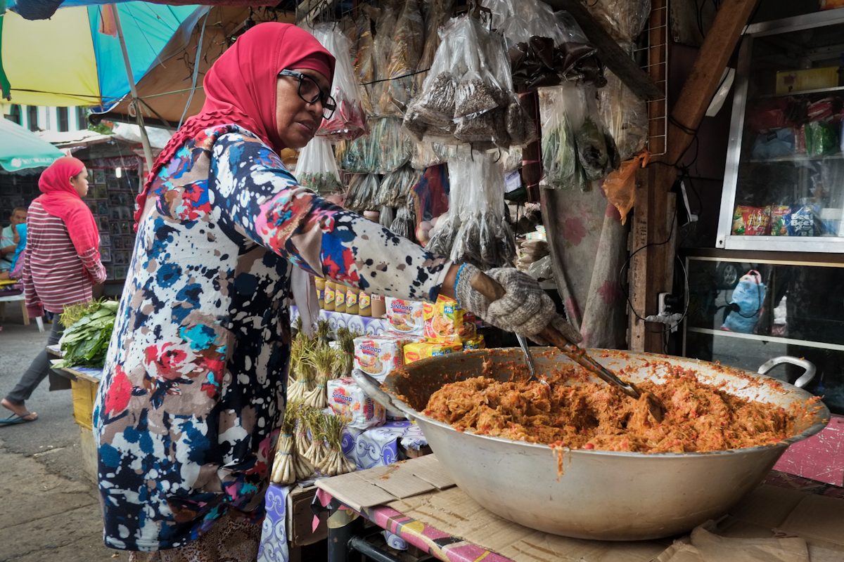 MARANAO DELICACY. Chulyka Tauan,45, prepares palapa, a mixture of onion, chilli, and ginger.  