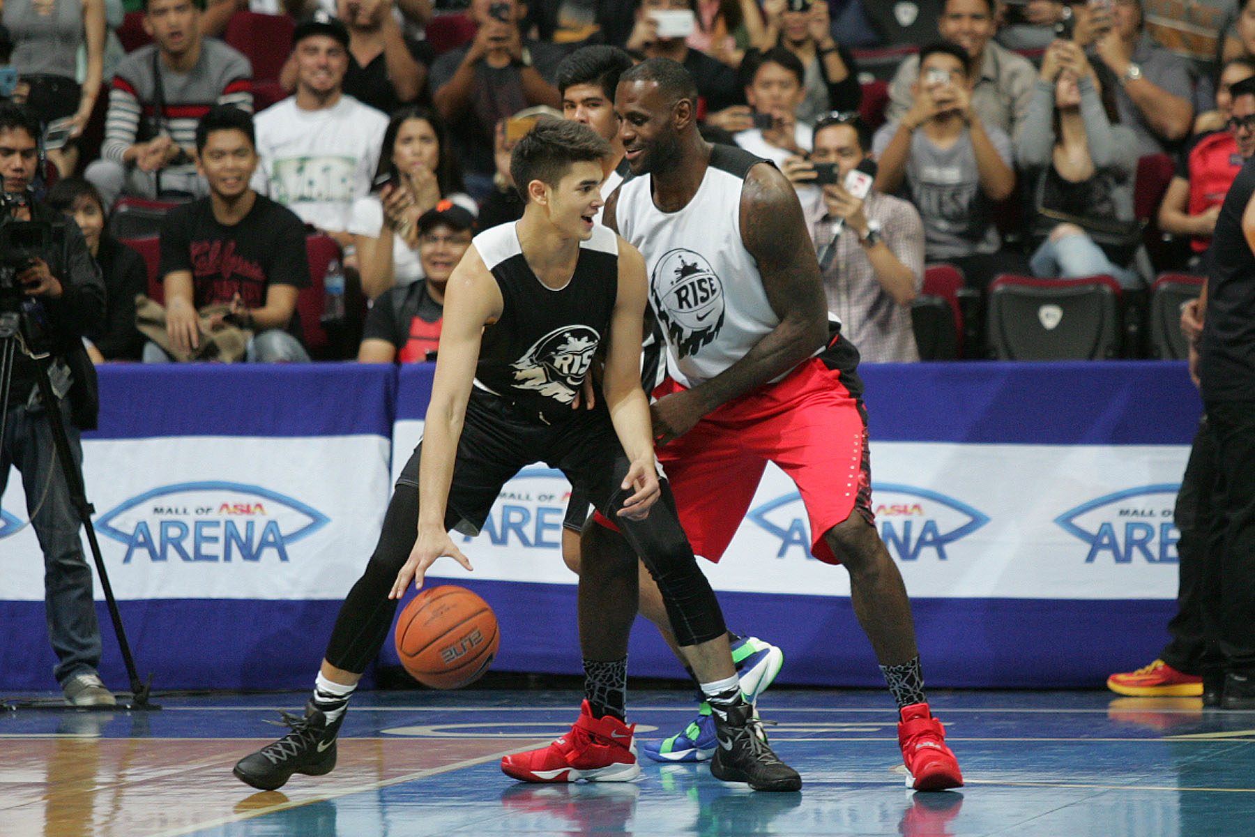KOBE VS LEBRON. LeBron James guards Filipino baller Kobe Paras. Paras can be remembered as the then 15-year old who dunked on James during his first visit in 2013. Photo by Josh Albelda/Rappler 