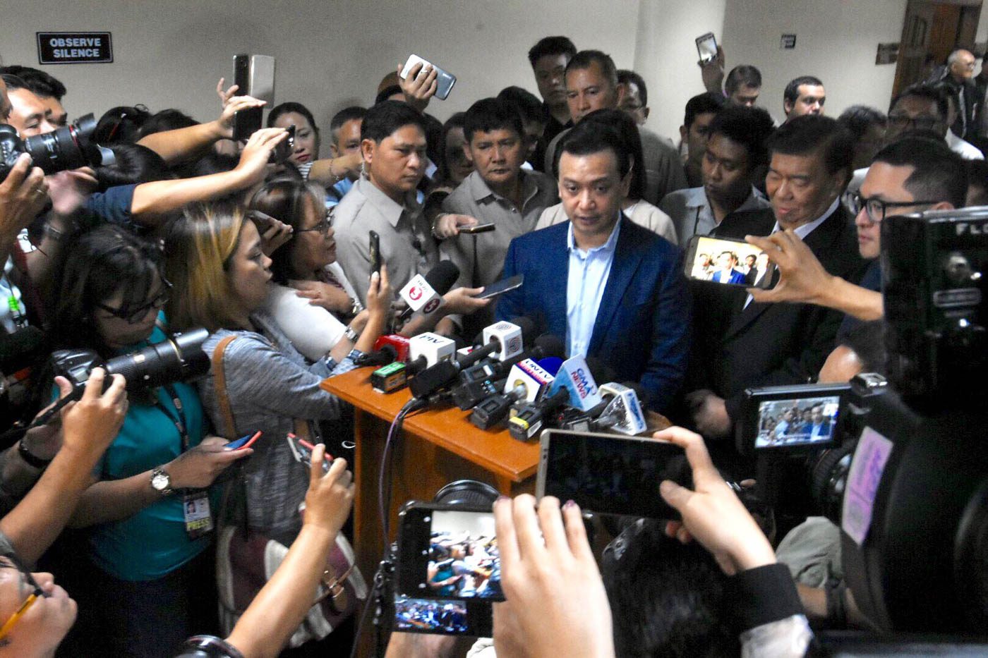 FRENZY. Senator Trillanes finds himself surrounded by the media on September 4, as he is caught by surprise by the proclamation ordering the revocation of his amnesty. Photo by Angie de Silva/Rappler     