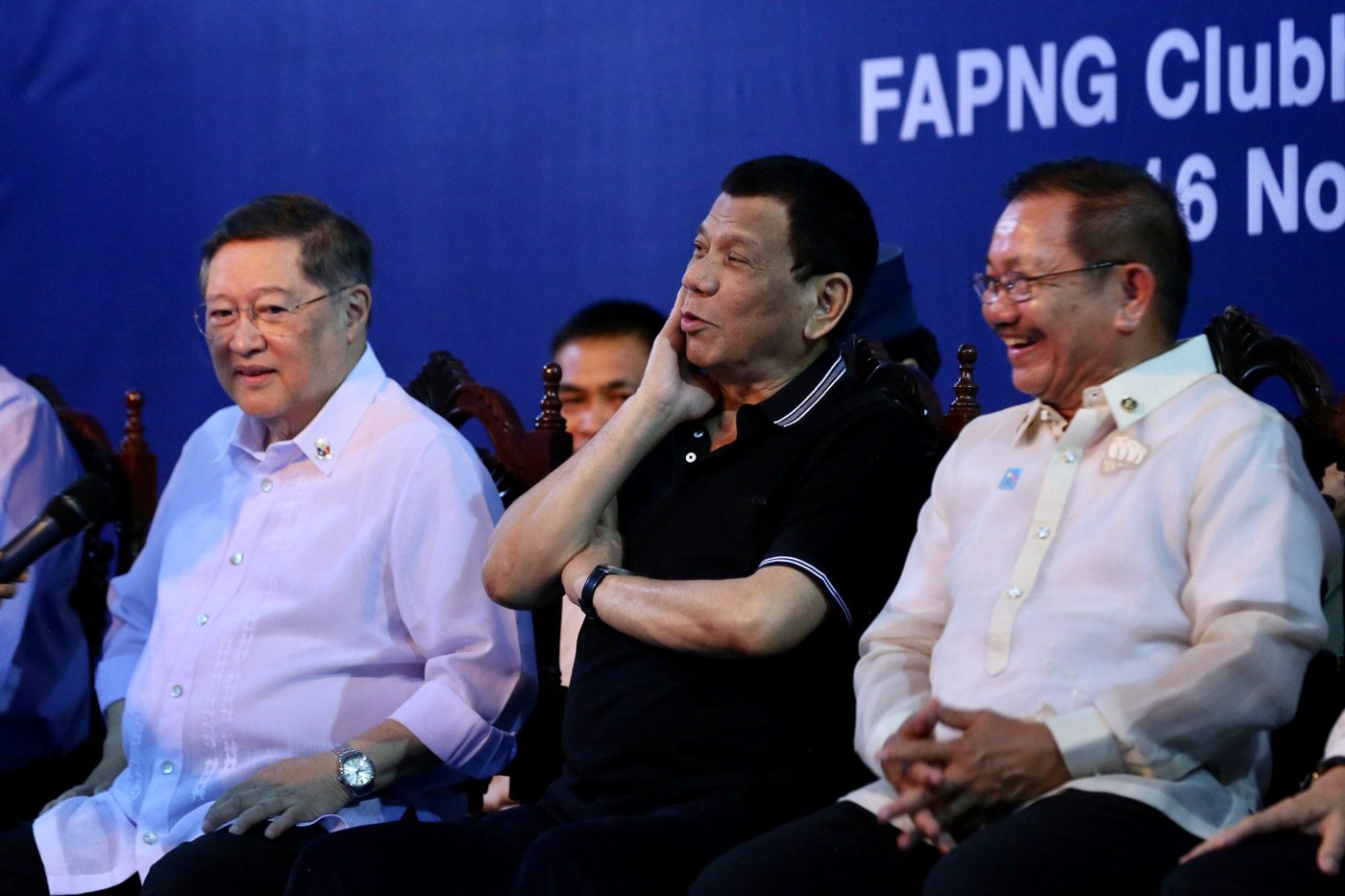 ADVISERS. President Rodrigo Duterte sits with Agriculture Secretary Manny Piñol (right) who first floated the idea of regulating 'smuggled' agricultural goods from other Southeast Asian countries. Malacañang file photo 