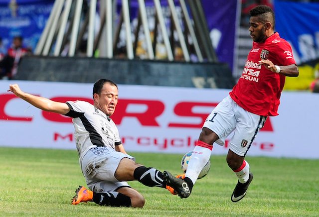 Pesepak bola Sriwijaya FC Yu Hyumkoo (kiri) berebut bola dengan pesepak bola Bali United Yabes Roni Malaifan. Foto oleh Wahyu Putro A/Antara
 