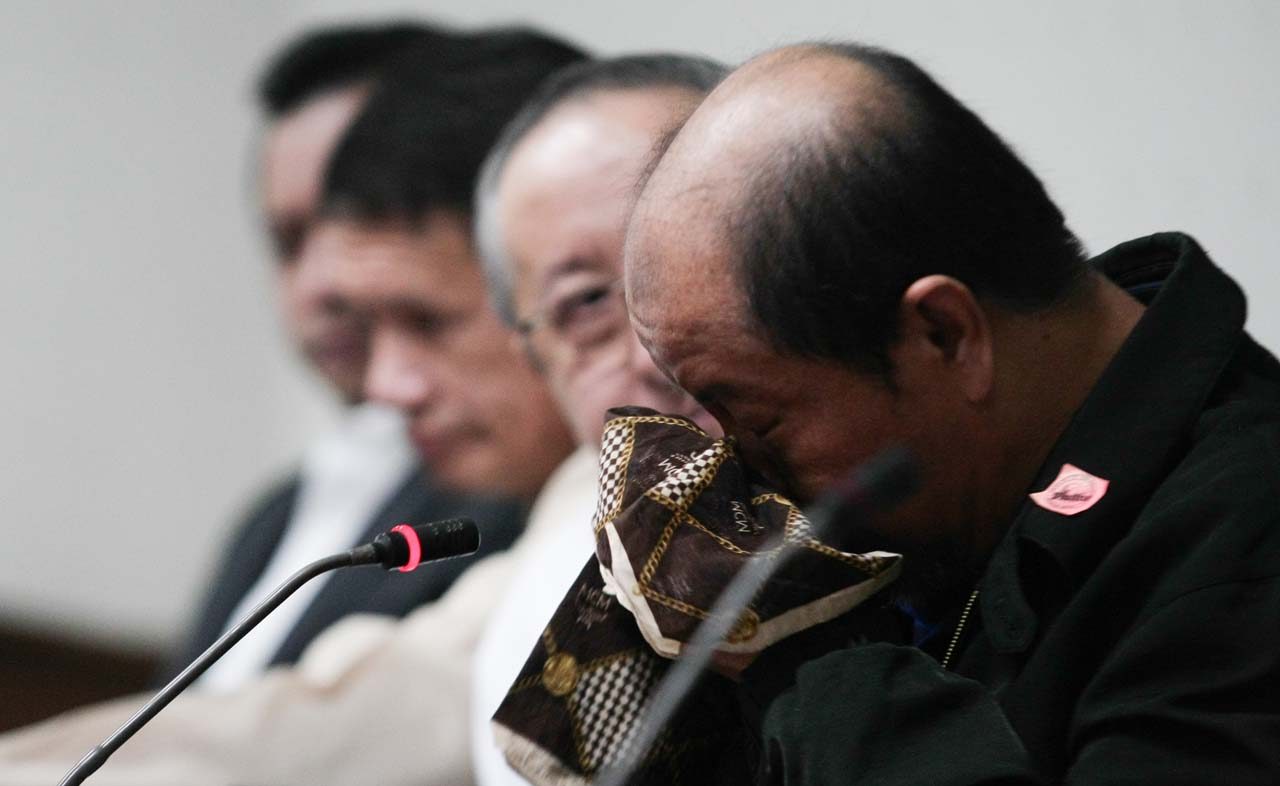 PUBLIC CONFESSION. Retired SPO3 Arturo Lascañas breaks into tears during a press conference with his lawyers Alexander Padilla (2nd from left) and Arno Sanidad (3rd from left) on February 17, 2017. Photo by Jasmin Dulay 