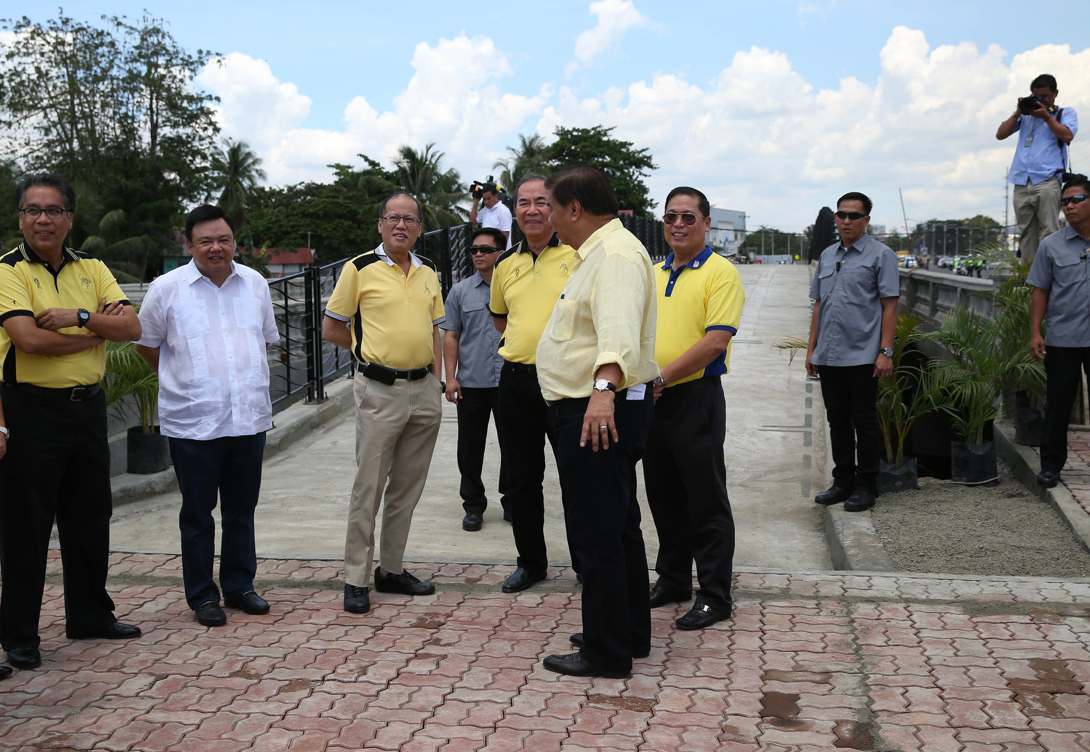TRUSTED. President Benigno Aquino II is joined by Interior Secretary Mar Roxas and other government officials in Iloilo city on June 11, Thursday. Photo by Ryan Lim/Malacañan Photo Bureau 