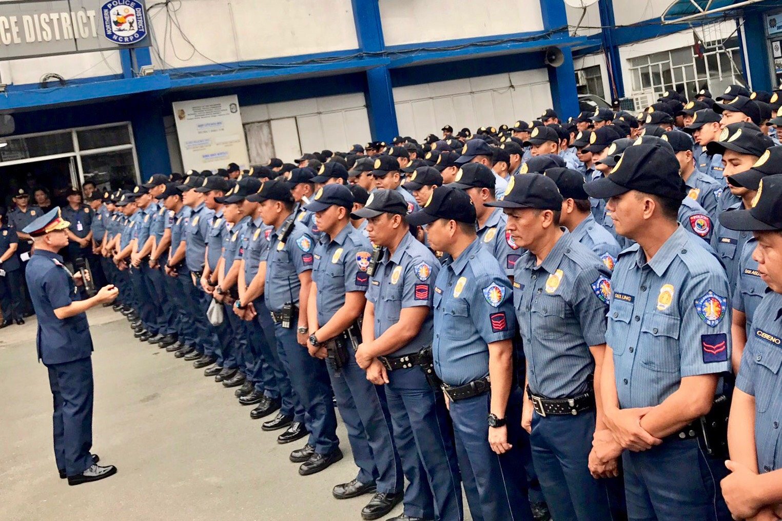 CHASTISED. Then NCRPO chief Albayalde scolds Caloocan cops before sending them off for retraining and reorientation. File photo by Rambo Talabong/Rappler  