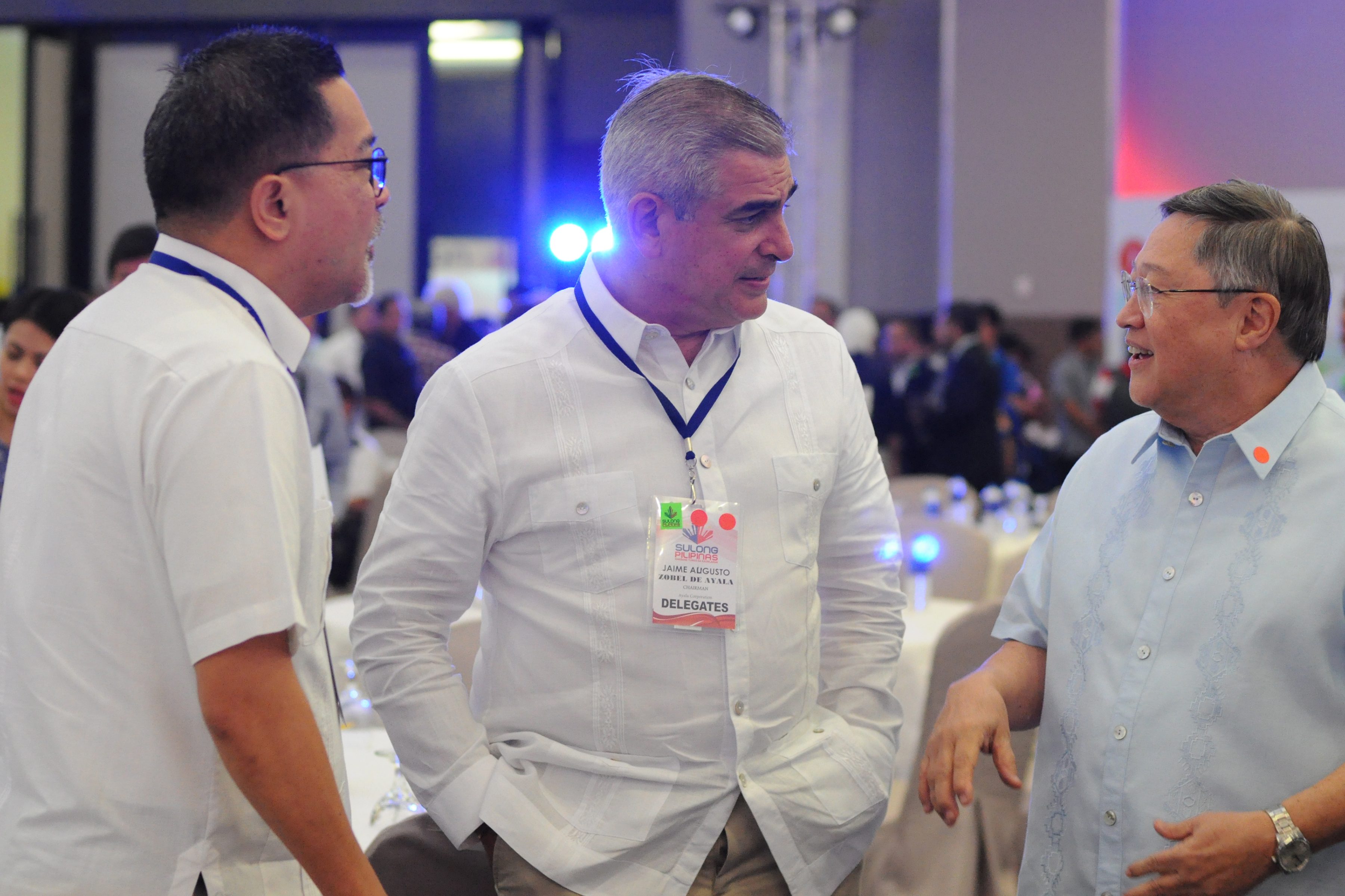 'BEST MINDS IN BUSINESS.' Incoming Finance Secretary Sonny Dominguez chats with Ayala Corporation CEO Jaime Augusto Zobel De Ayala during the 'Sulong Pilipinas' forum. Photo from Sulong Pilipinas 