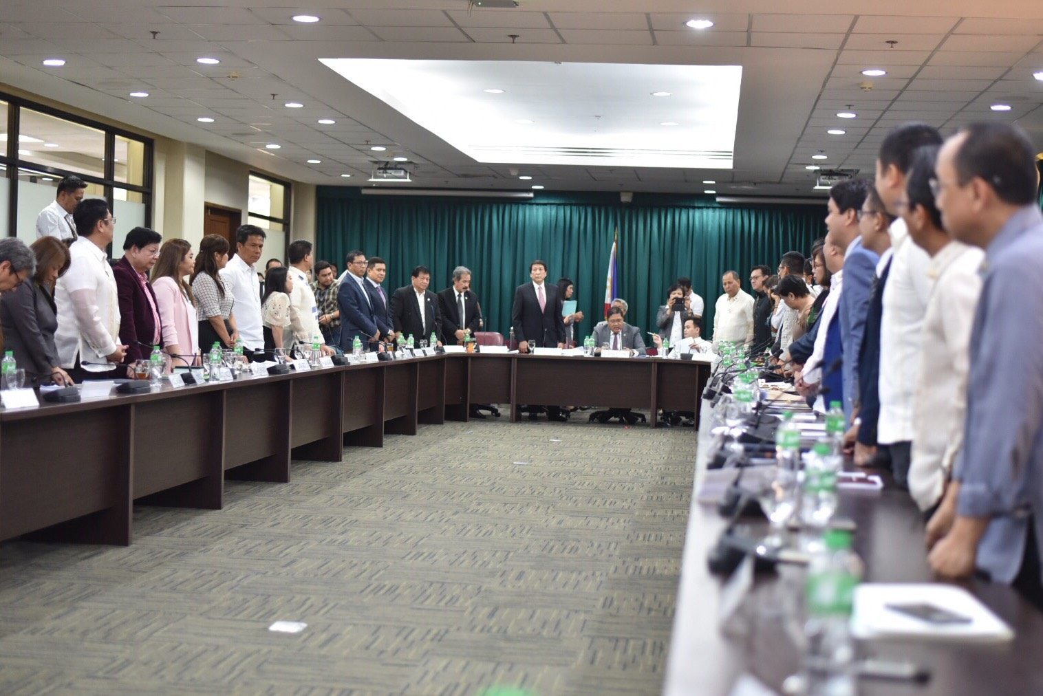 TIDAK UNTUK PLOT PENYEDIAAN.  42 anggota Komite Kehakiman DPR bangkit untuk mengungkapkan suara mereka yang menolak pengaduan pemakzulan terhadap Presiden pada 15 Mei.  Foto oleh LeAnne Jazul/Rappler 