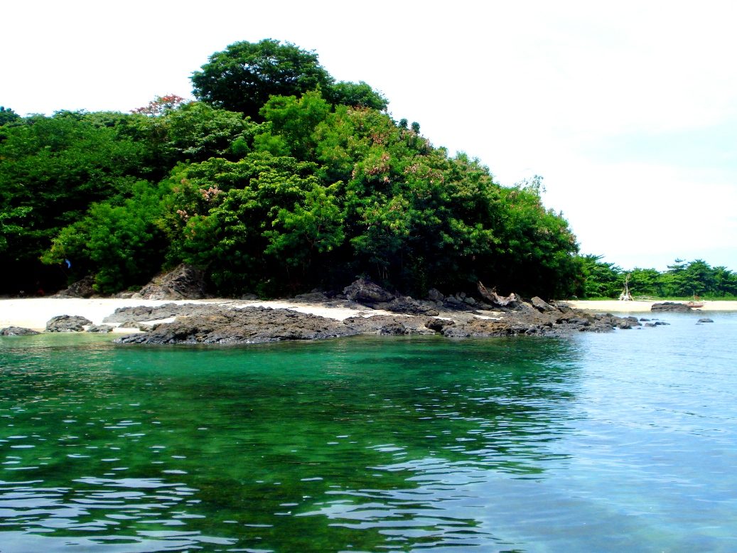 OLOTAYAN ISLAND. Go island hopping in Roxas and relax at this quiet island. Photo by Rhea Claire Madarang/Rappler 
