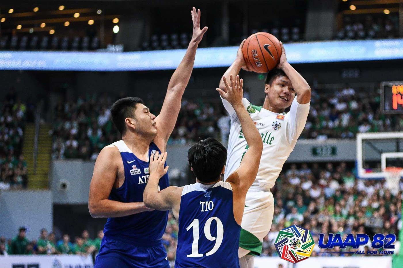 READY TO CHALLENGE. La Salle keeps pace with Ateneo early with guys like Encho Serrano – who scatters 15 points, 8 rebounds, and 2 steals – stepping up in key stretches. Photo release  