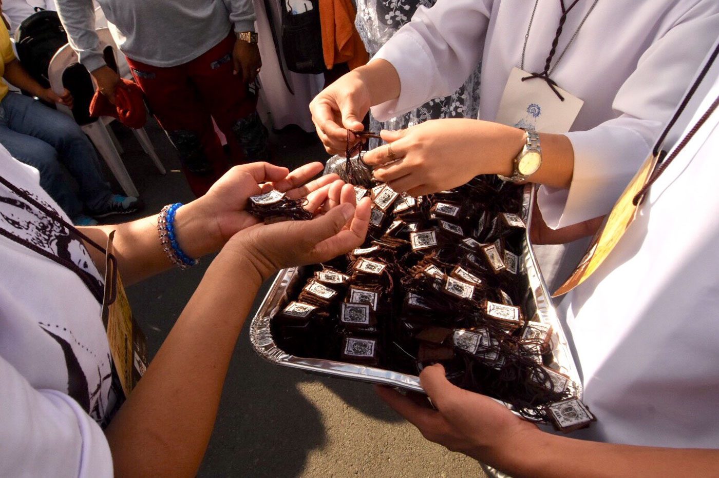 SCAPULARS DISTRIBUTED. Volunteers distribute scapulars during the Mass at the Quirino Grandstand on May 4, 2018, for the 400th anniversary of the arrival of Our Lady of Mount Carmel in the Philippines. Photo by Angie de Silva/Rappler 