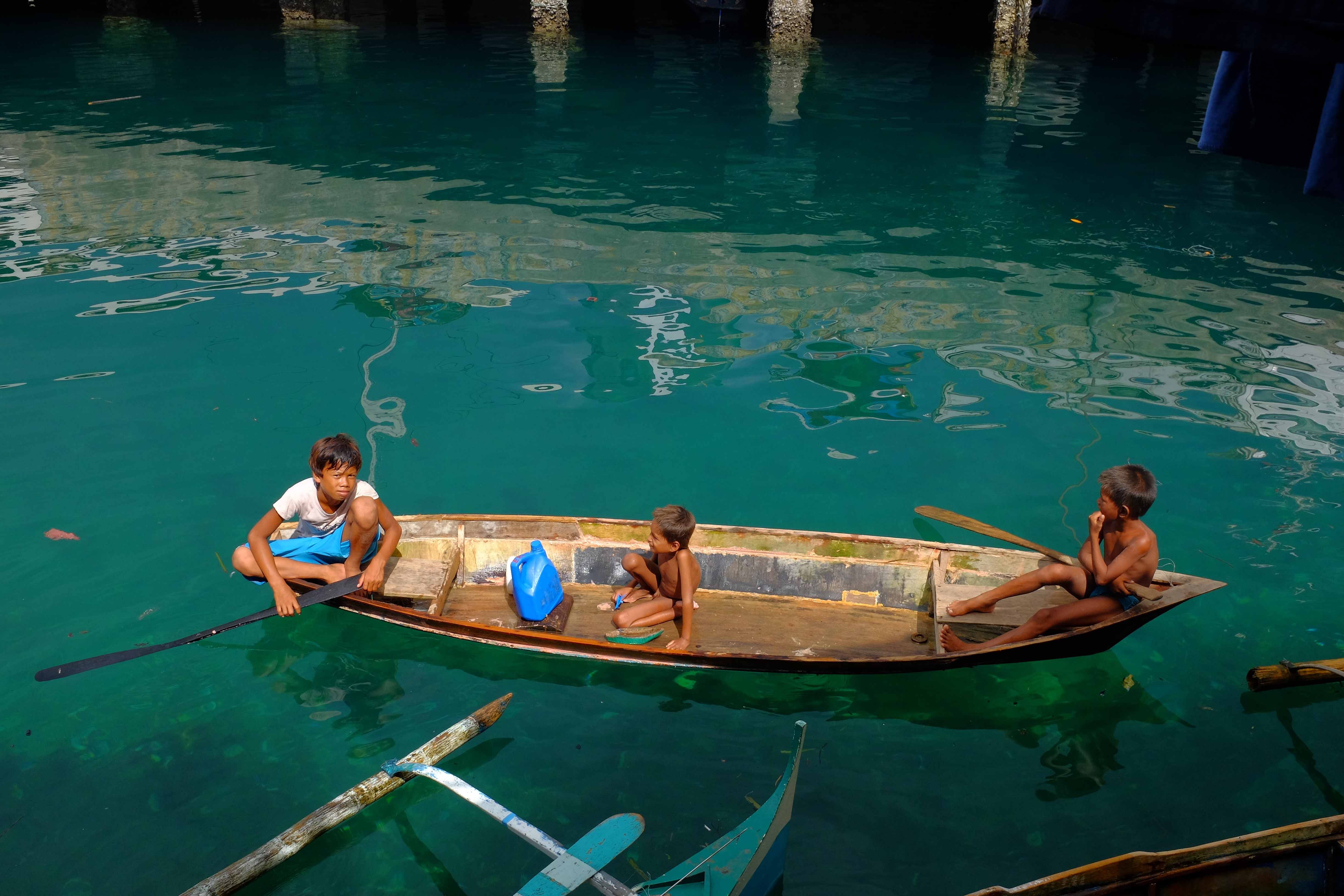 SAMA DILAUT. Badjao children on a boat in Zamboanga. Photo by Bobby Lagsa/Rappler 