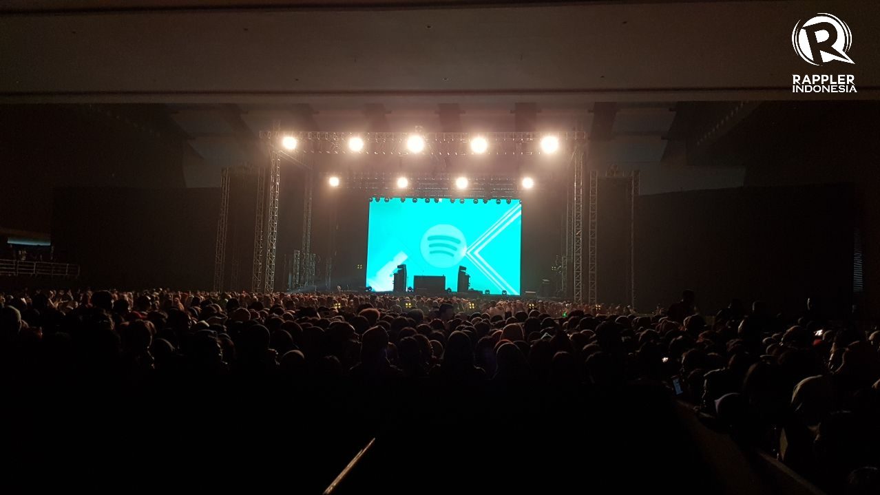 TAK SABAR. Penonton tak sabar menanti dimulainya 'Spotify On Stage' di JIExpo Kemayoran pada Rabu, 9 Agustus. Acara dimulai pukul 18:45 WIB. Foto oleh Sakinah Ummu Haniy/Rappler   