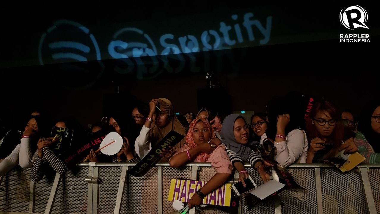 IDOLA. Para penonton membawa banner dengan nama idolanya di acara 'Spotify on Stage' pada Rabu, 9 Agustus. Foto oleh Sakinah Ummu Haniy/Rappler   