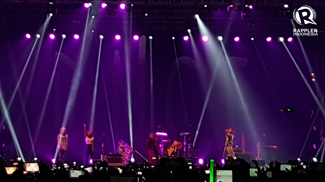TOPENG SINGA. Band DNCE muncul dengan mengenakan topeng singa di atas panggung 'Spotify on Stage' pada Rabu, 9 Agustus. Foto oleh Sakinah Ummu Haniy/Rappler  