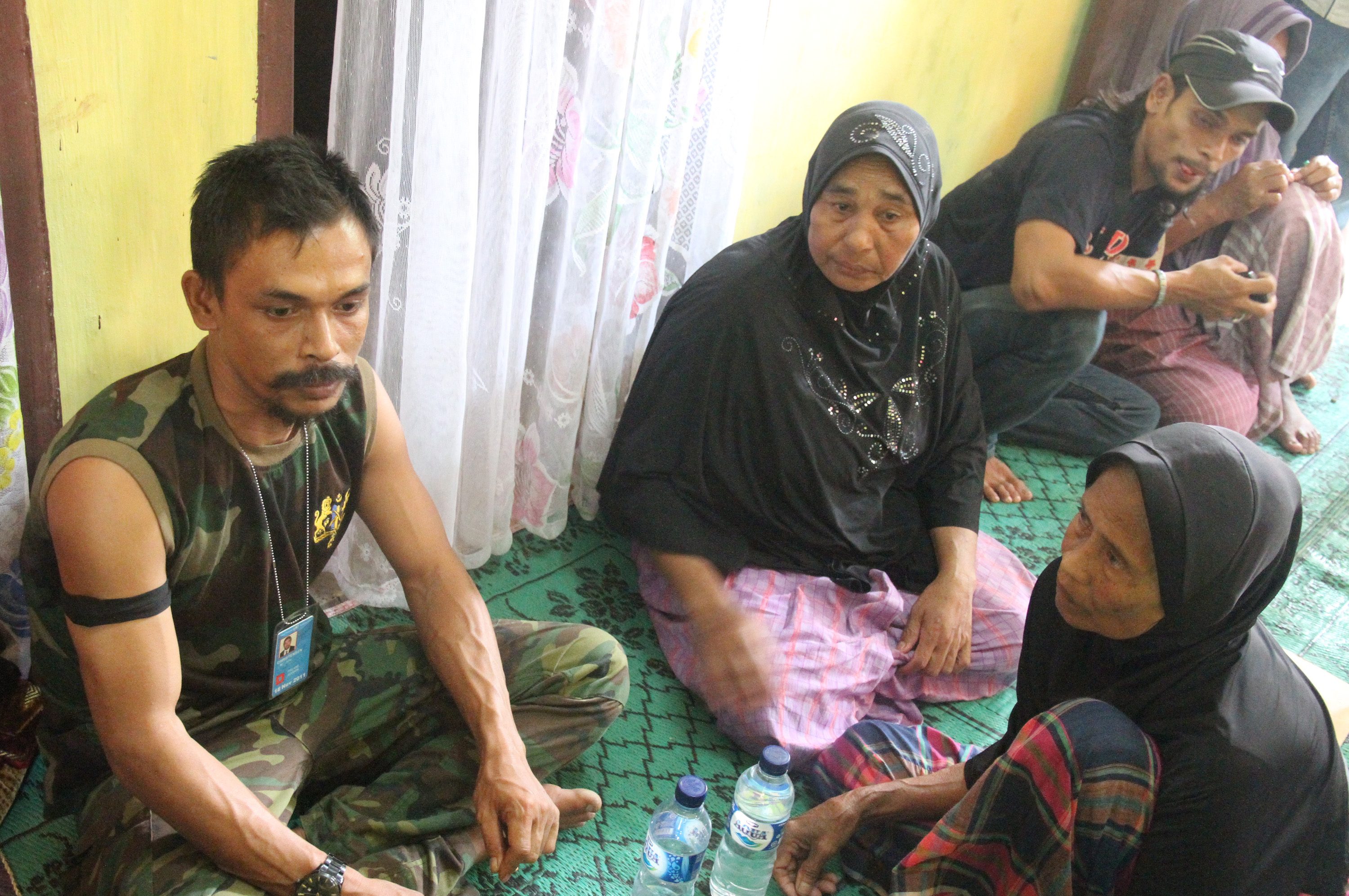 Pimpinan kelompok sipil bersenjata Aceh, Din Minimi (kiri), di kediaman orangtuanya saat menyerahkan diri pada 29 Desember 2012. Foto oleh Syifa Yulinnas/Antara
 