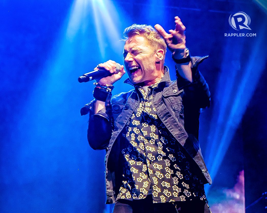 ALL OUT. Ronan Keating performs during the group's concert at the Mall of Asia Arena. 