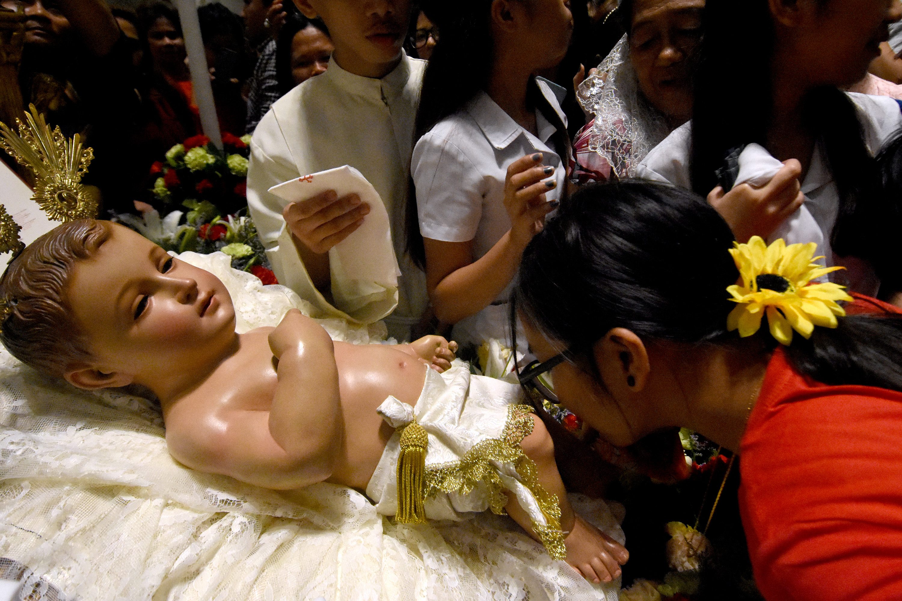 JOY, GOODWILL. Catholics line up to kiss the image of the Baby Jesus during the Christmas Eve Mass at the Manila Cathedral on December 24, 2017. Photo by Angie de Silva/Rappler 