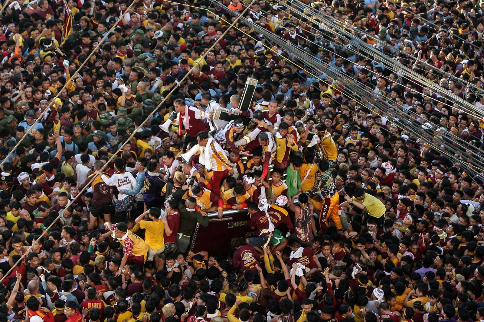 Devotees crowd the andas carrying the image of the Black Nazarene as it passes through the Ayala Bridge in Manila during the Traslacion on January 9, 2020. Photo by Ben Nabong/Rappler 