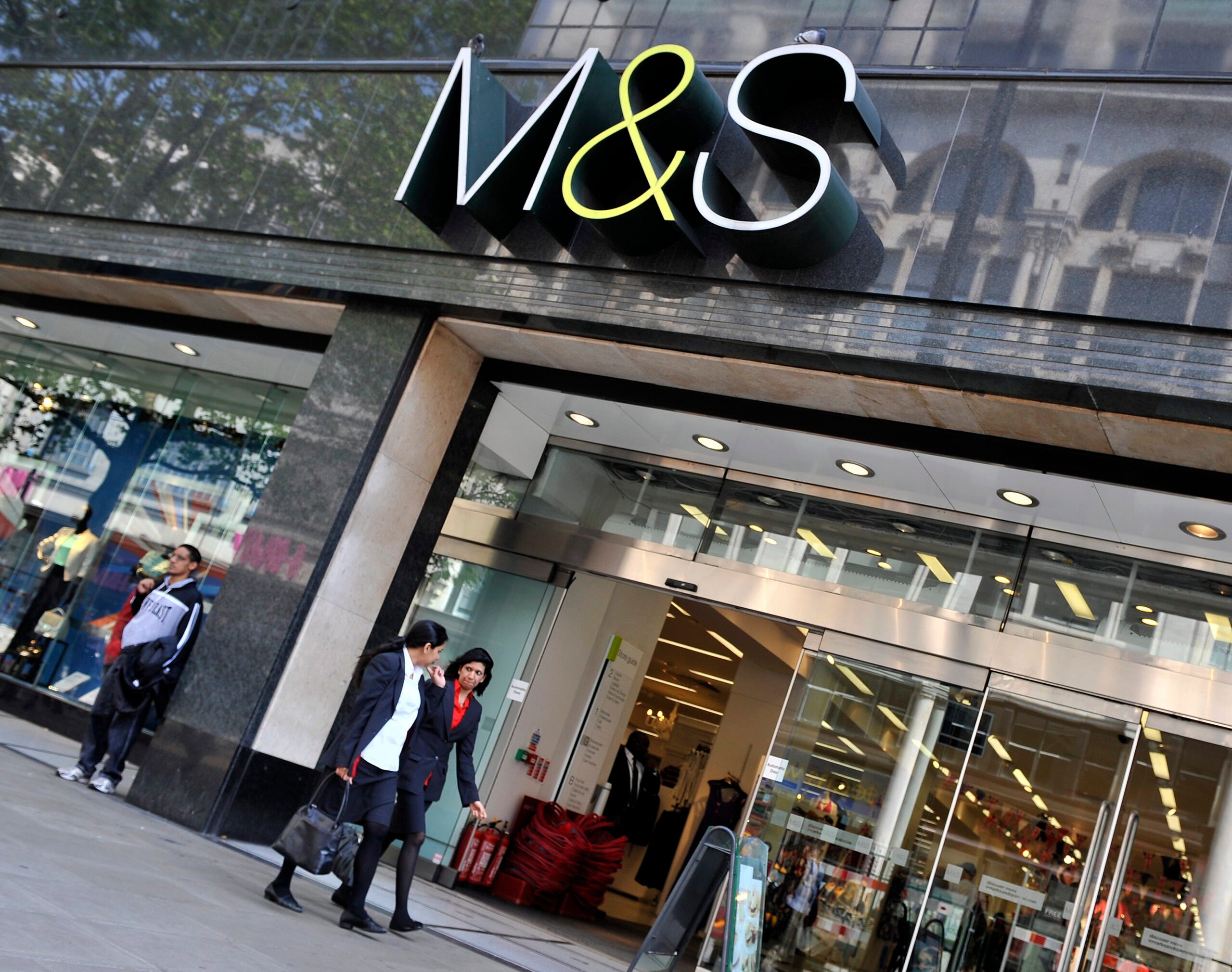 Marks & Spencer logs lower profits, warns on turnaround plans