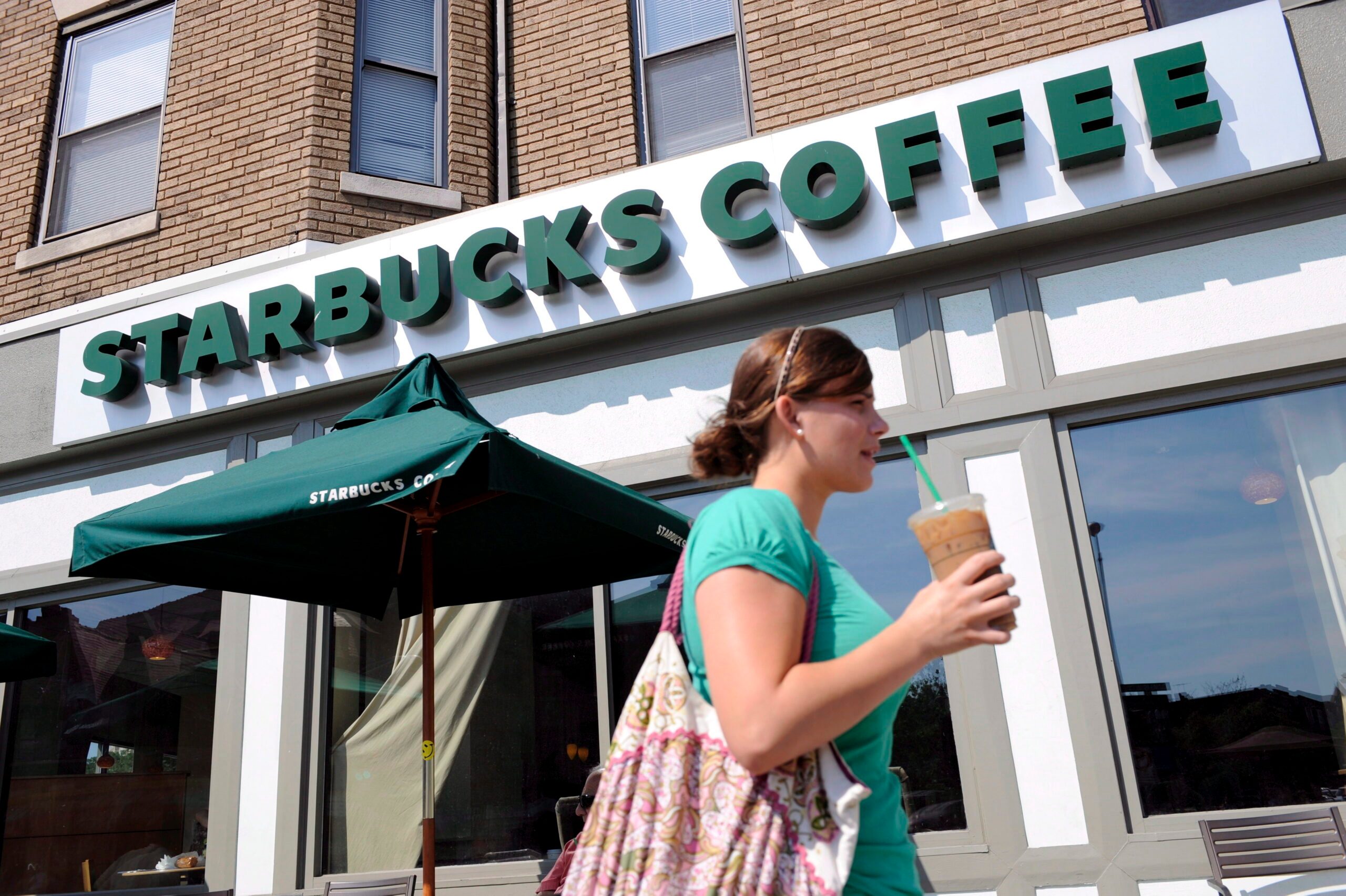 US woman sues Starbucks for $5M over ice in cold drinks