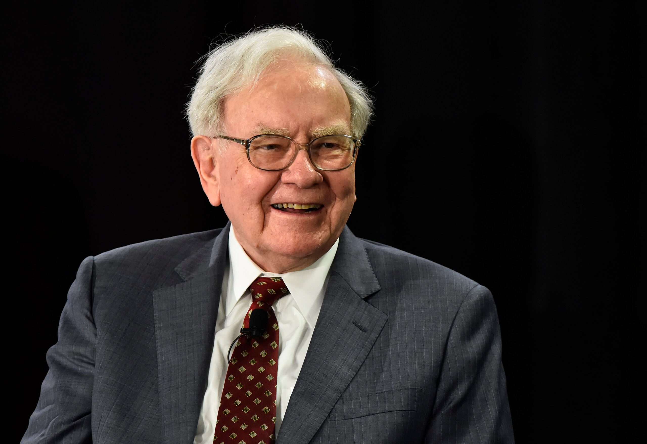 Warren Buffett takes $1 billion stake in Apple