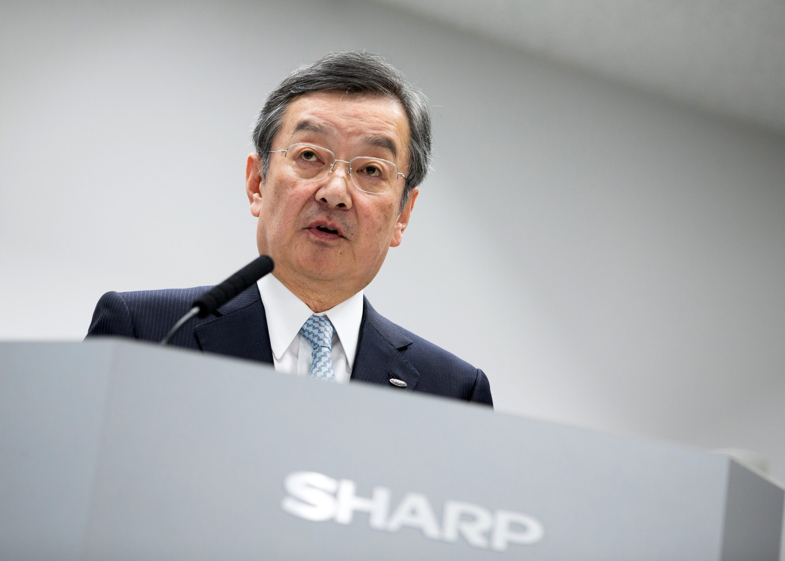 Sharp posts full-year loss; Hon Hai executive to take helm