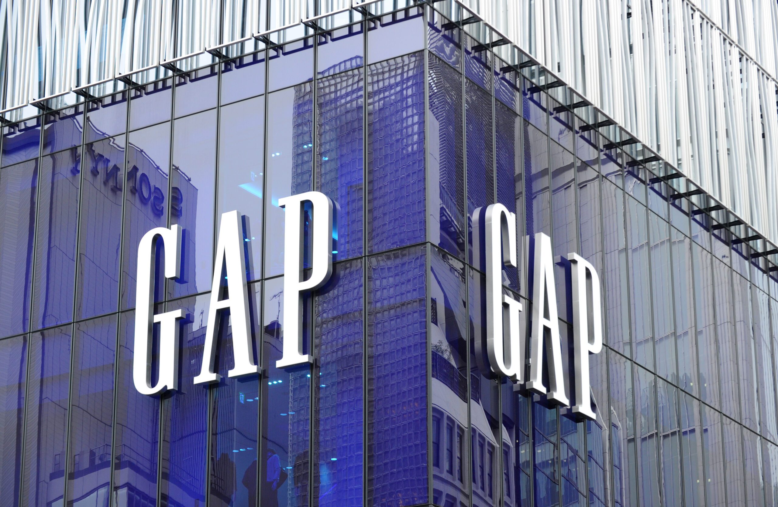 Sales slump worsens at fashion group Gap