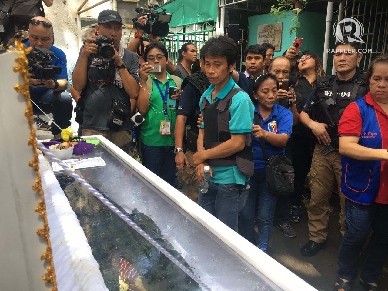 FATHER'S LAST LOOK. Eddie Gabriel, Reynaldo's father, takes a last glimpse at his son. Photo by Eloisa Lopez/Rappler 