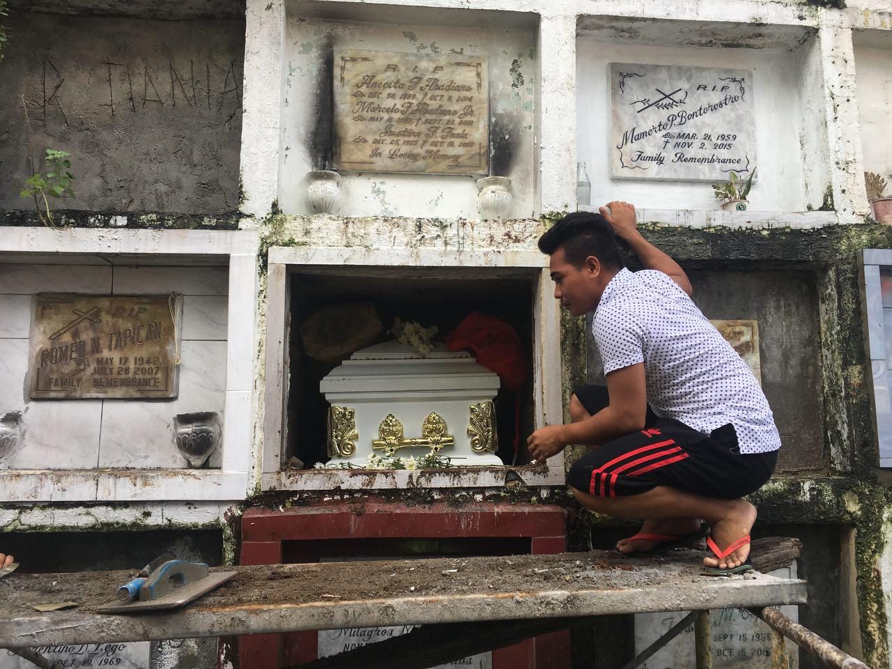 RESTING PLACE. Reynaldo de Guzman is brought to the Barracks Cemetery in Pasig City on Sept 13, 2017. Photo by Eloisa Lopez/Rappler 