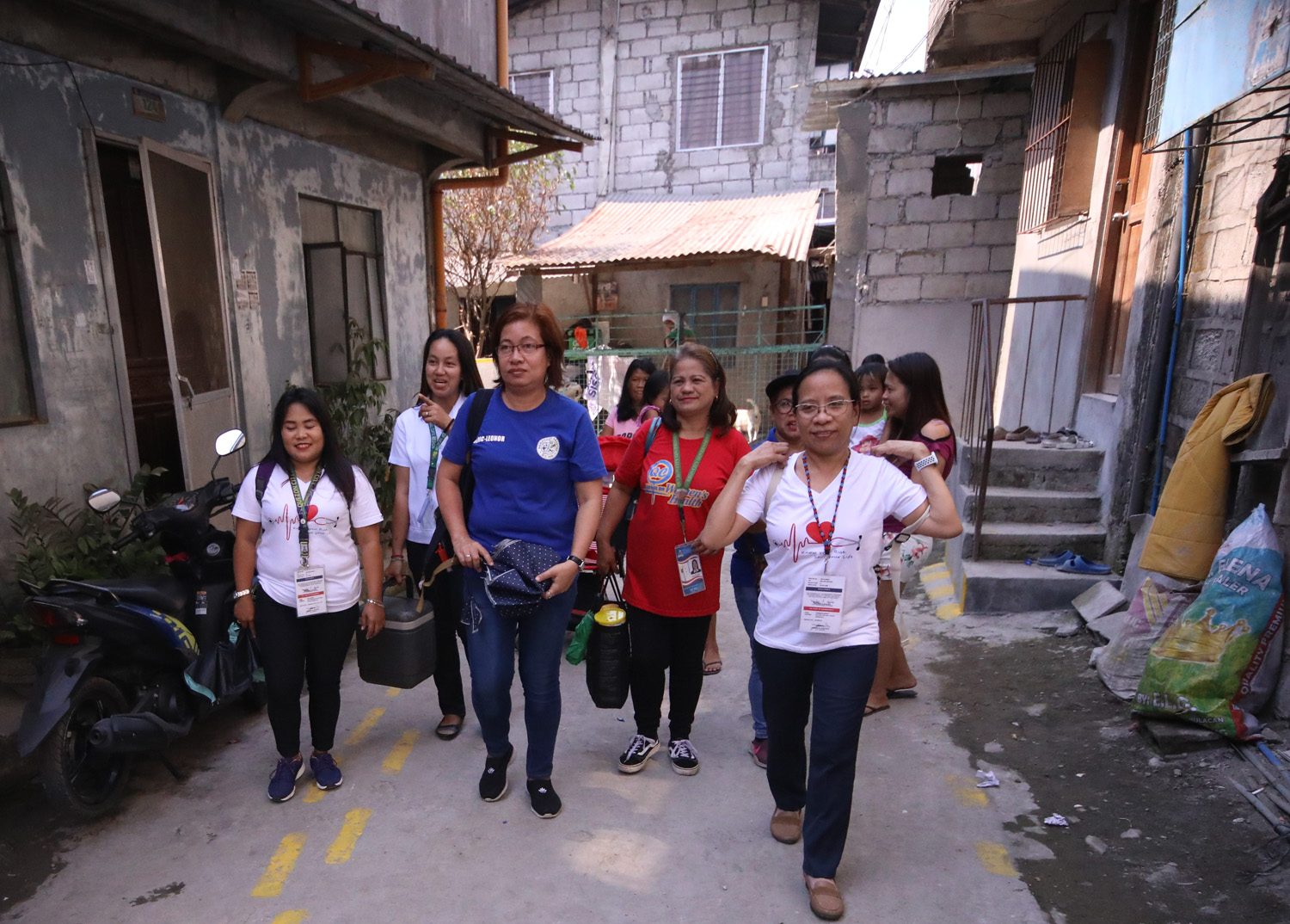 HEALTH WORKERS. Community health workers hold house-to-house measles vaccinations. Photo by Darren Langit/Rappler 