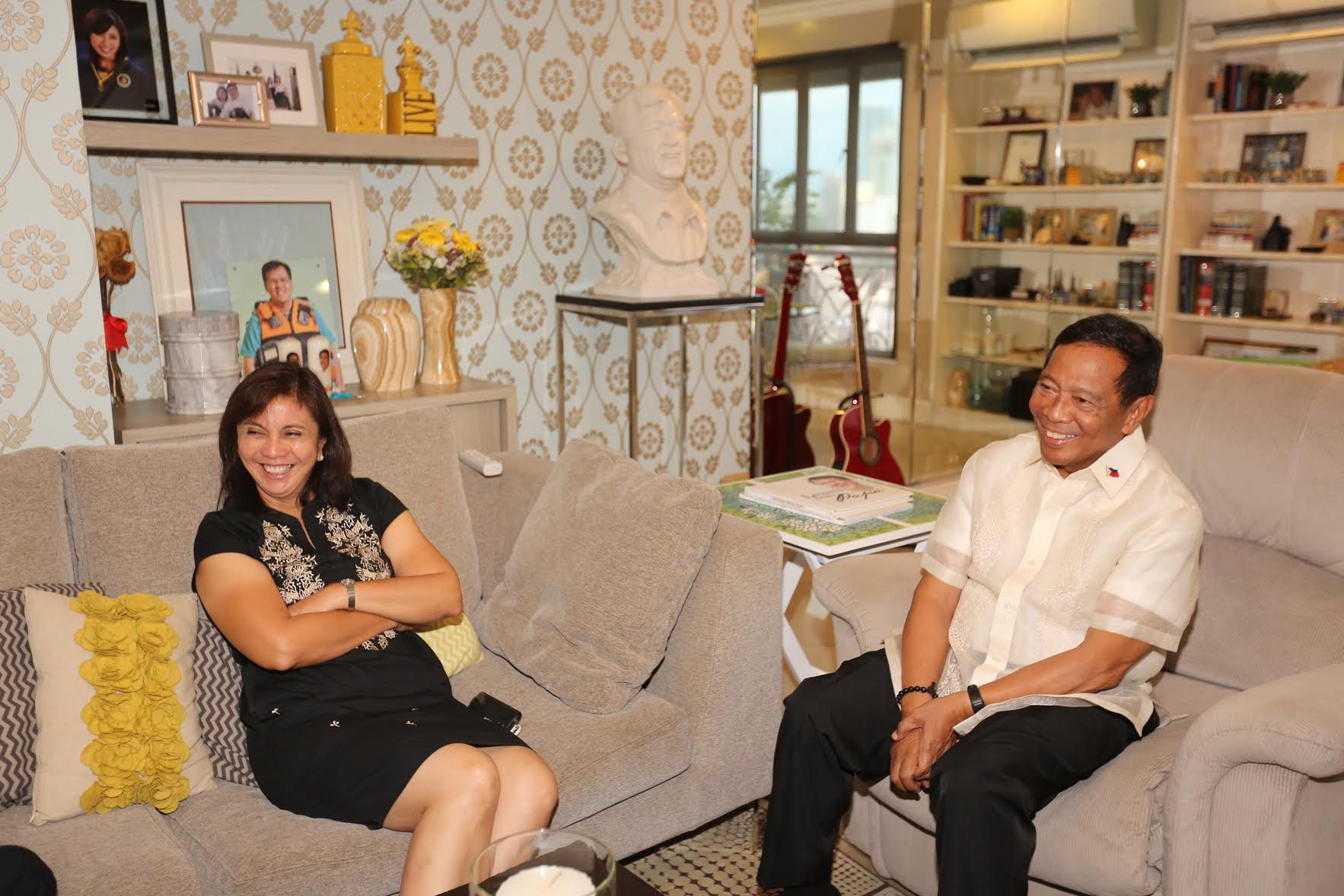 VP TO VP. It was a cordial meeting between Robredo and Binay, who exchanged pleasantries during the visit. Photo courtesy of the Office of the Vice President 