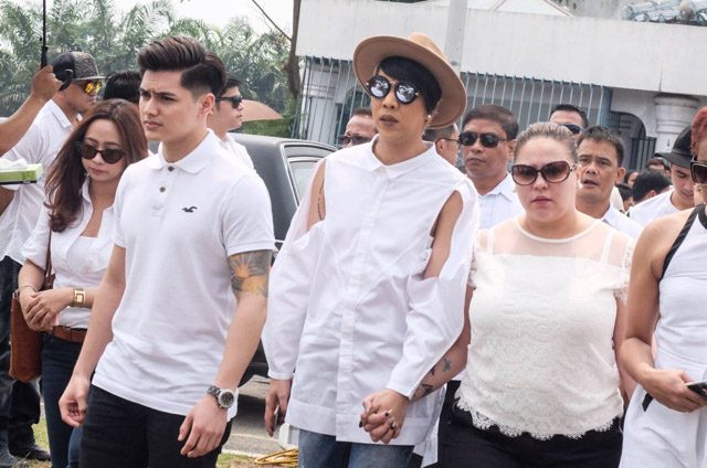 Stars pay last respects to Wenn Deramas at director’s funeral