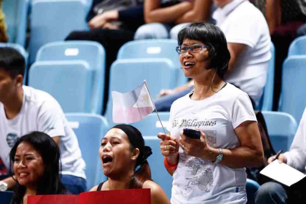 A Filipino fan cheers on with her Philippine flag. Photo from FIBA 