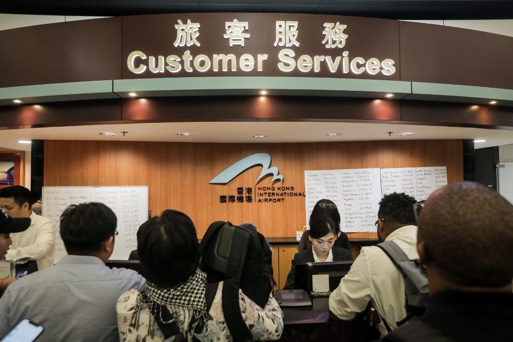 HELP. Stranded passengers try to get help at a customer service counter after all flights were cancelled at Hong Kong's international airport following a protest against the police brutality and the controversial extradition bill on August 12, 2019. Photo by Vivek Prakash/AFP 
