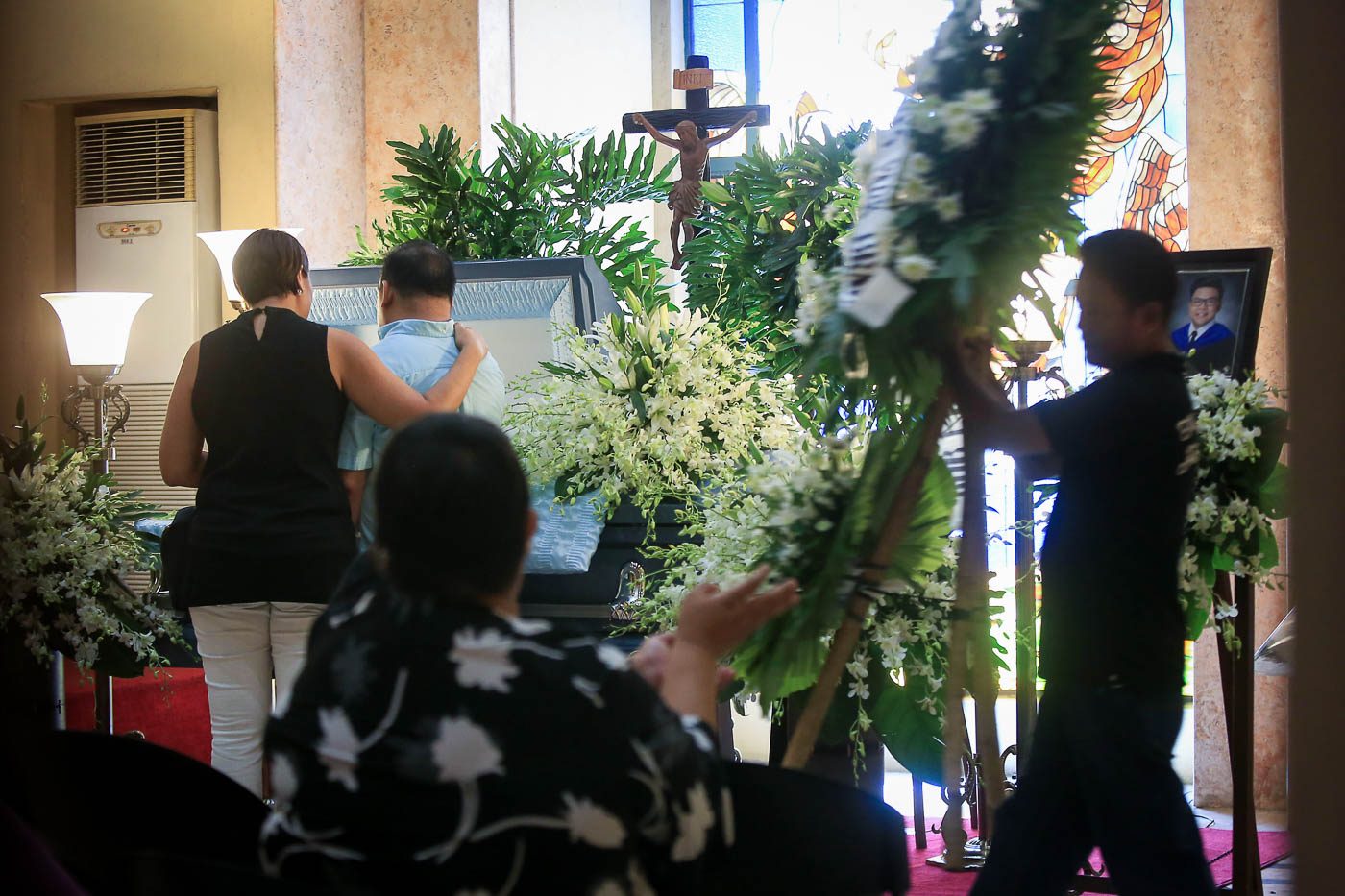 FATHER'S GRIEF. The father of slain UST Law freshman Horacio Castillo III mourns for his son at the Satuario de San Antonio Chapel in Forbes Park, Makati City on September 19, 2017. Photo by Ben Nabong/Rappler   