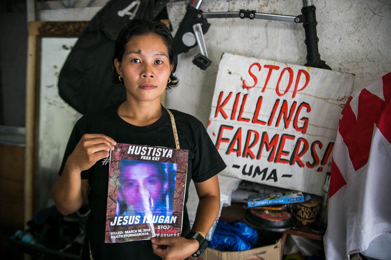 CEDINE ISUGAN, 28, holds an image of her husband, Jesus, who was killed on December 27, 2018, in Guihulngan City, Negros Oriental. This photograph was taken on July 26, 2019, in Manila. Photo by Mark Saludes/Rappler 