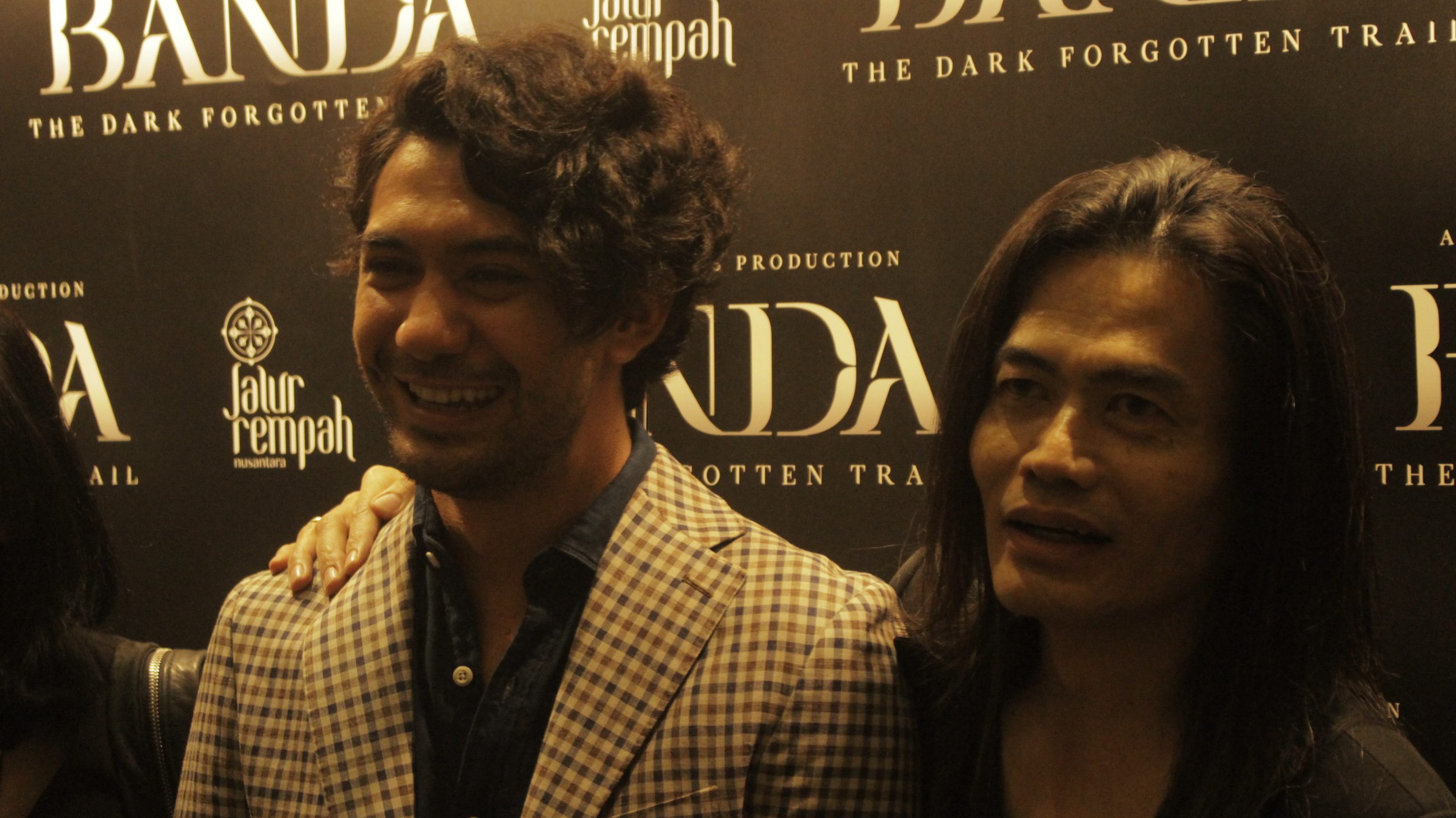Narator film 'Banda', Reza Rahadian (kiri), dan sutradara Jay Subyakto. Foto oleh Diego Batara/Rappler 