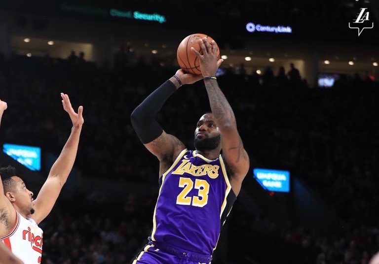 Injured LeBron shows up as Lakers snap losing streak