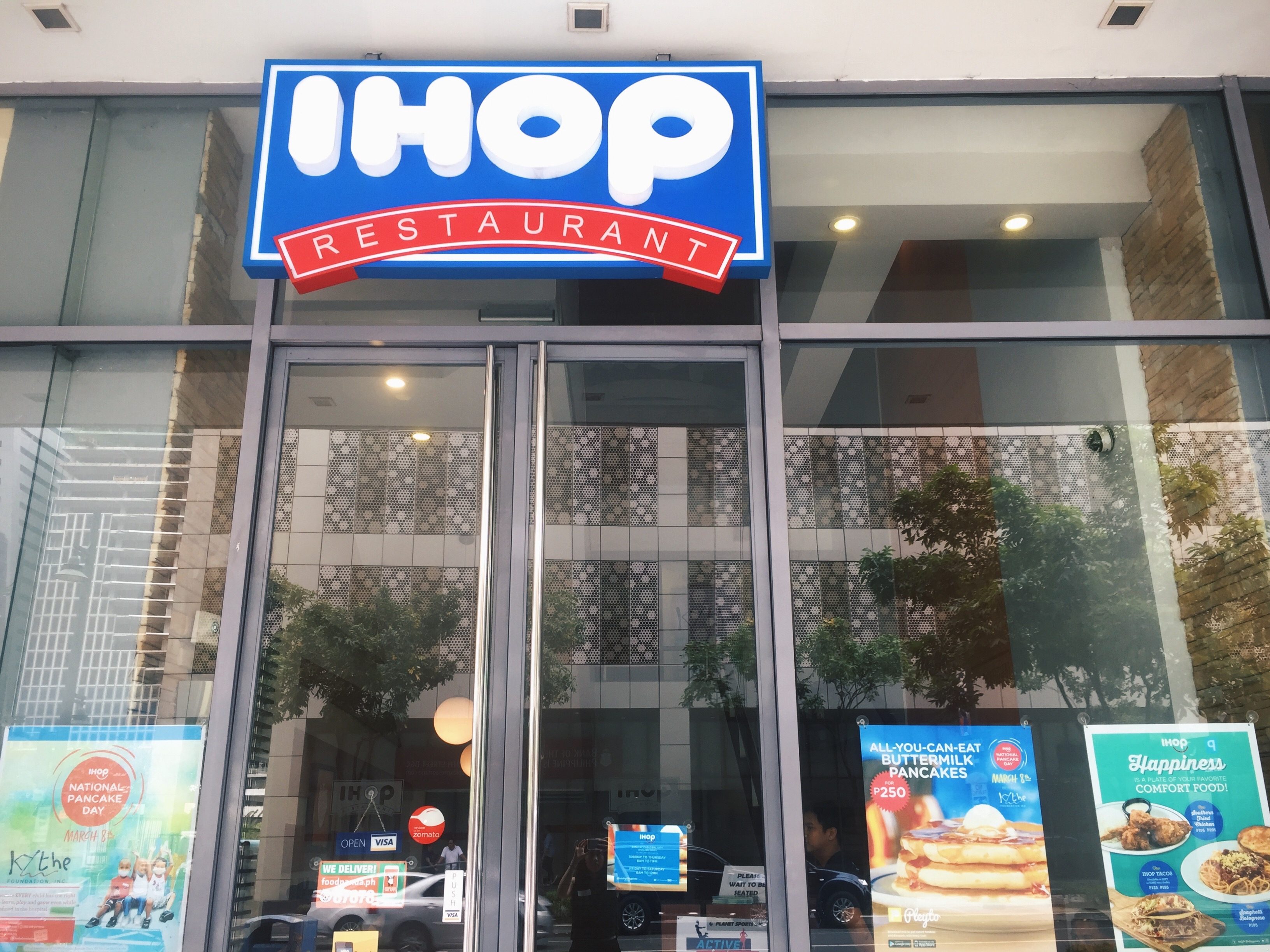 IHOP BGC. IHOP's National Pancake Day promo is available at all 6 of their Philippine branches. Photo by Vernise L. Tantuco/Rappler 