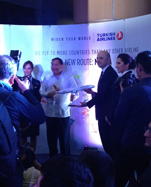 GIFT GIVING. Manila International Airport Authority General Manager Jose Angel Honrado receives a Turkish Airlines plane model from the airline chief marketing officer Ahmet Olmustur. Photo by Lynda C. Corpuz / Rappler  