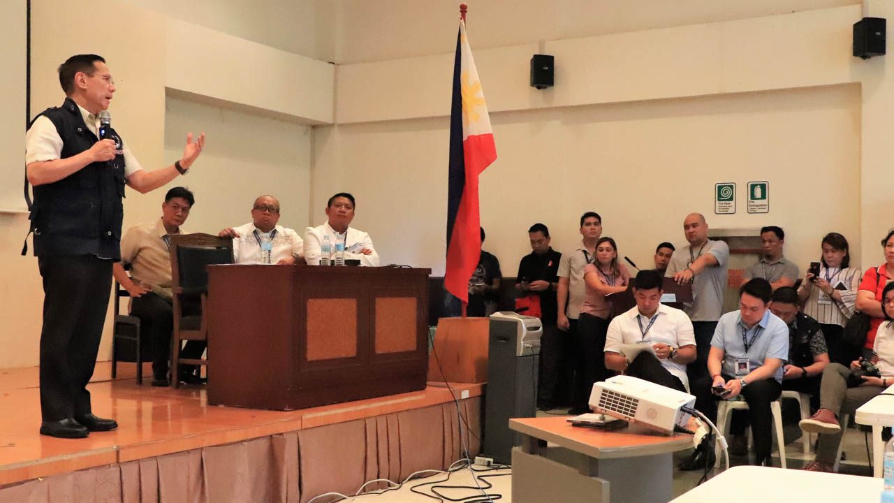 MEETING WITH MAYORS. Secretary Duque outlines dengue epidemic response measures with mayors at the Cavite Collaboration Center for Public Health in General Trias on August 5, 2019. Photo from DOH-Calabarzon 