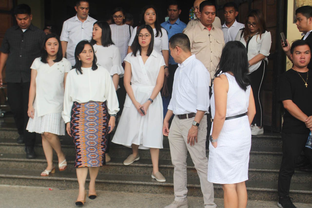 Vice President Leni Robredo with her daughters, Aika, Jillian, and Tricia, and family members, at the funeral of her mother, Salvacion Gerona. Photo by Rhaydz B. Barcia/Rappler 
