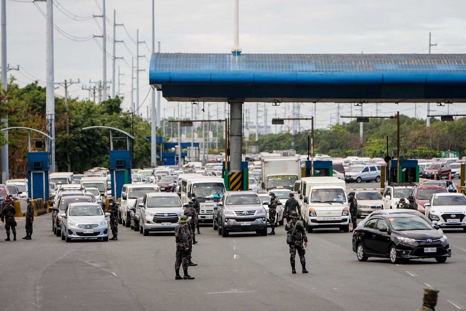 Gov’t using QR system to speed up passage of frontliners at checkpoints