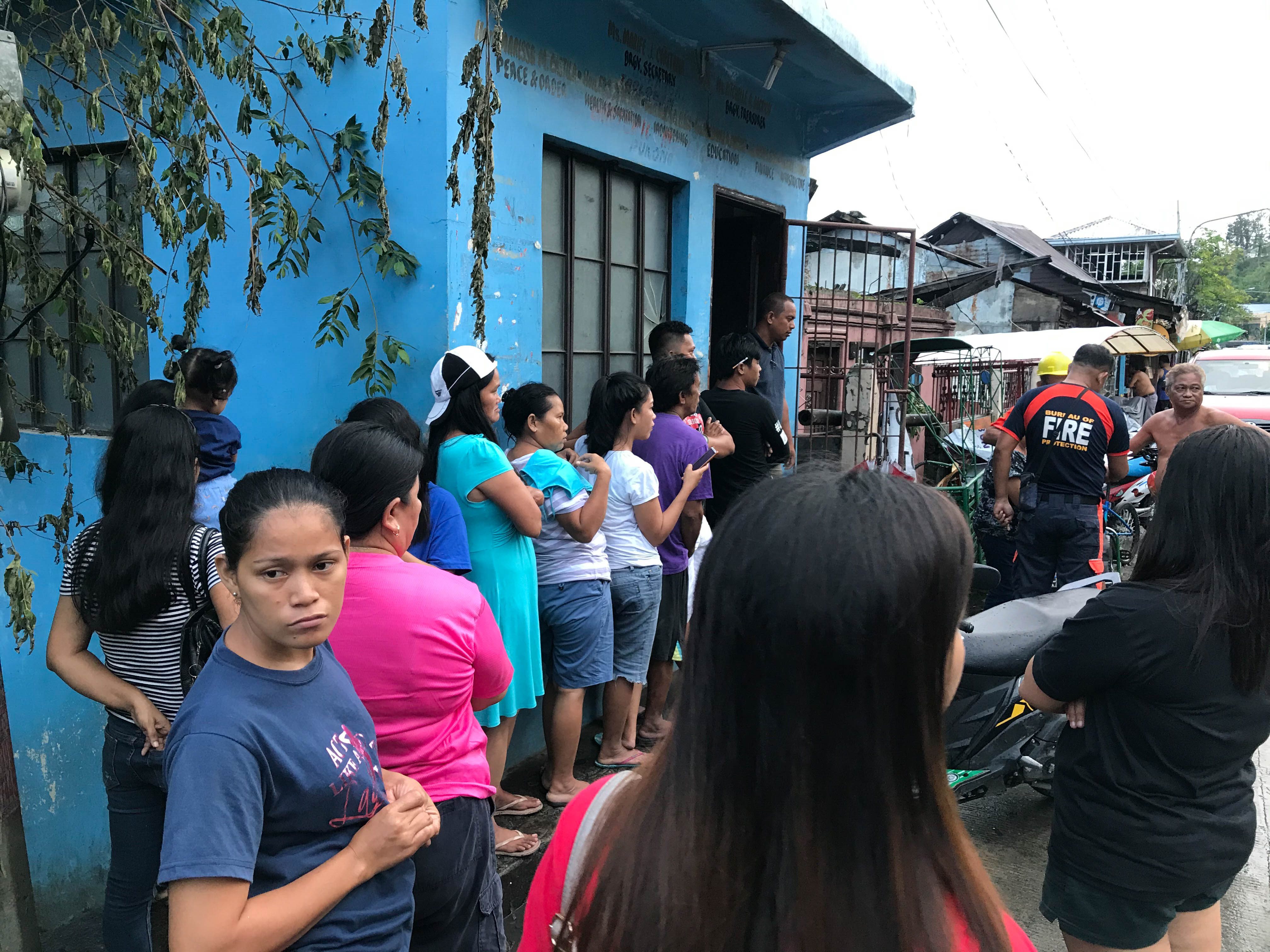 WAITING FOR RELIEF. Affected families, whose house were totally damaged from the fire that hit Paseo, Tacloban at the height of Typhoon Ursula gather at the Barangay City hall to receive aid. Photo by Jene-Anne Pangue/Rappler 
