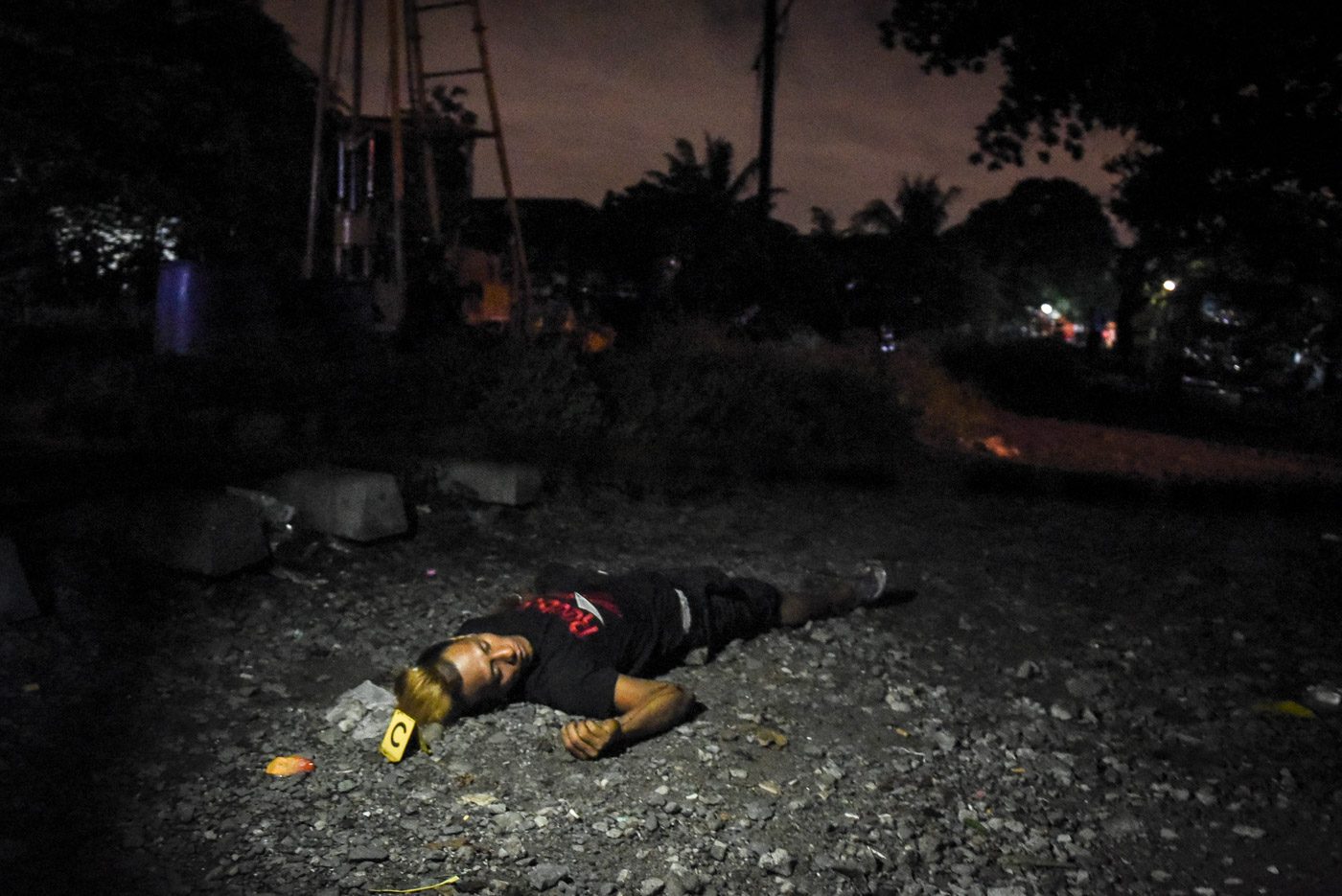 'NANLABAN'?. A drug suspect lies dead after a supposed shootout in Maypajo, Caloocan City. Photo by LeAnne Jazul/Rappler    