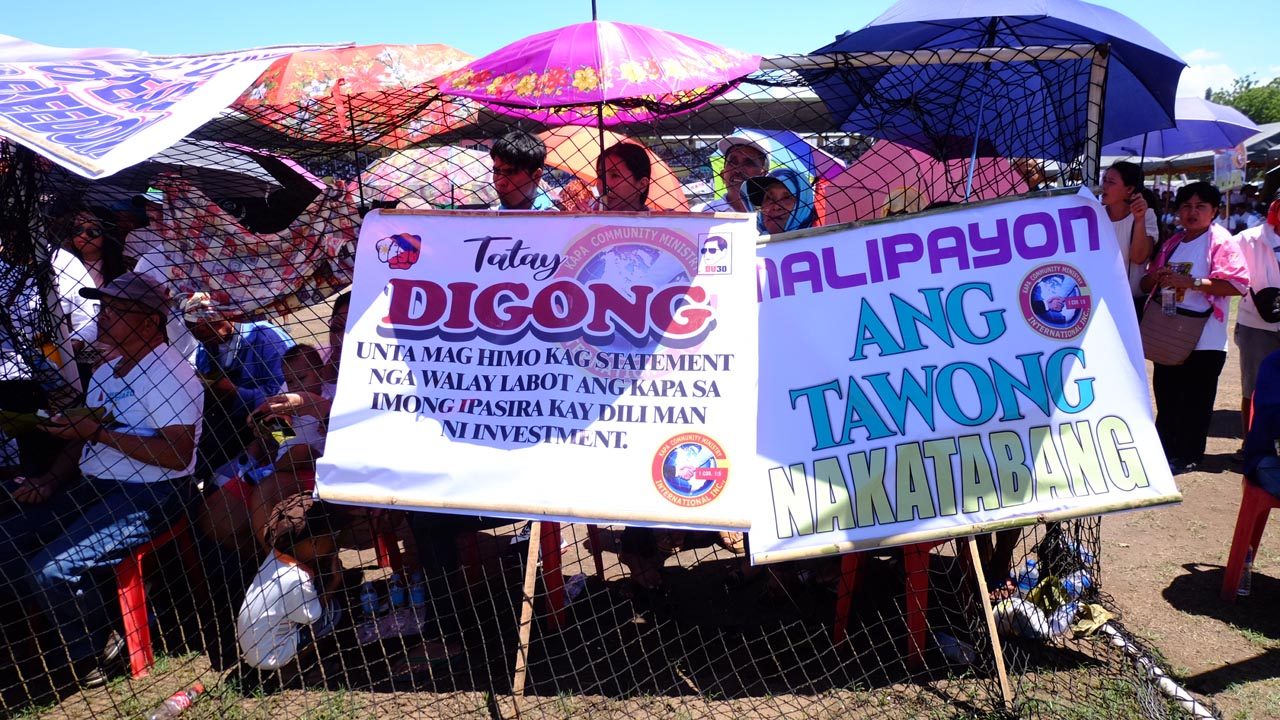 PLEA. Members of the Kapa Community Ministry as President Duterte to help them. Photo by Bobby Lagsa/Rappler 