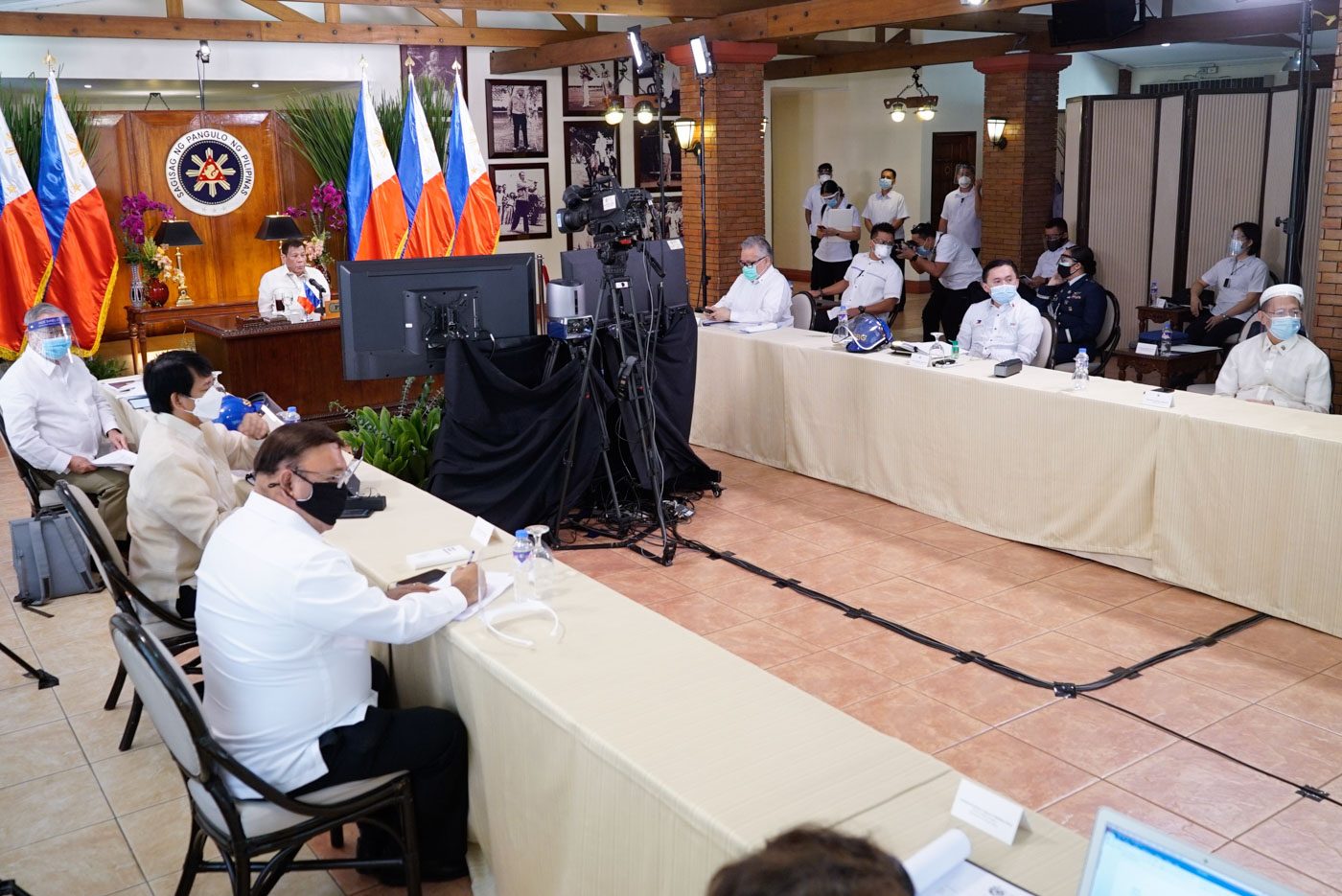 CABINET. President Rodrigo Duterte is joined by Cabinet members in Malago Clubhouse, Malacañang complex. Malacañang photo 