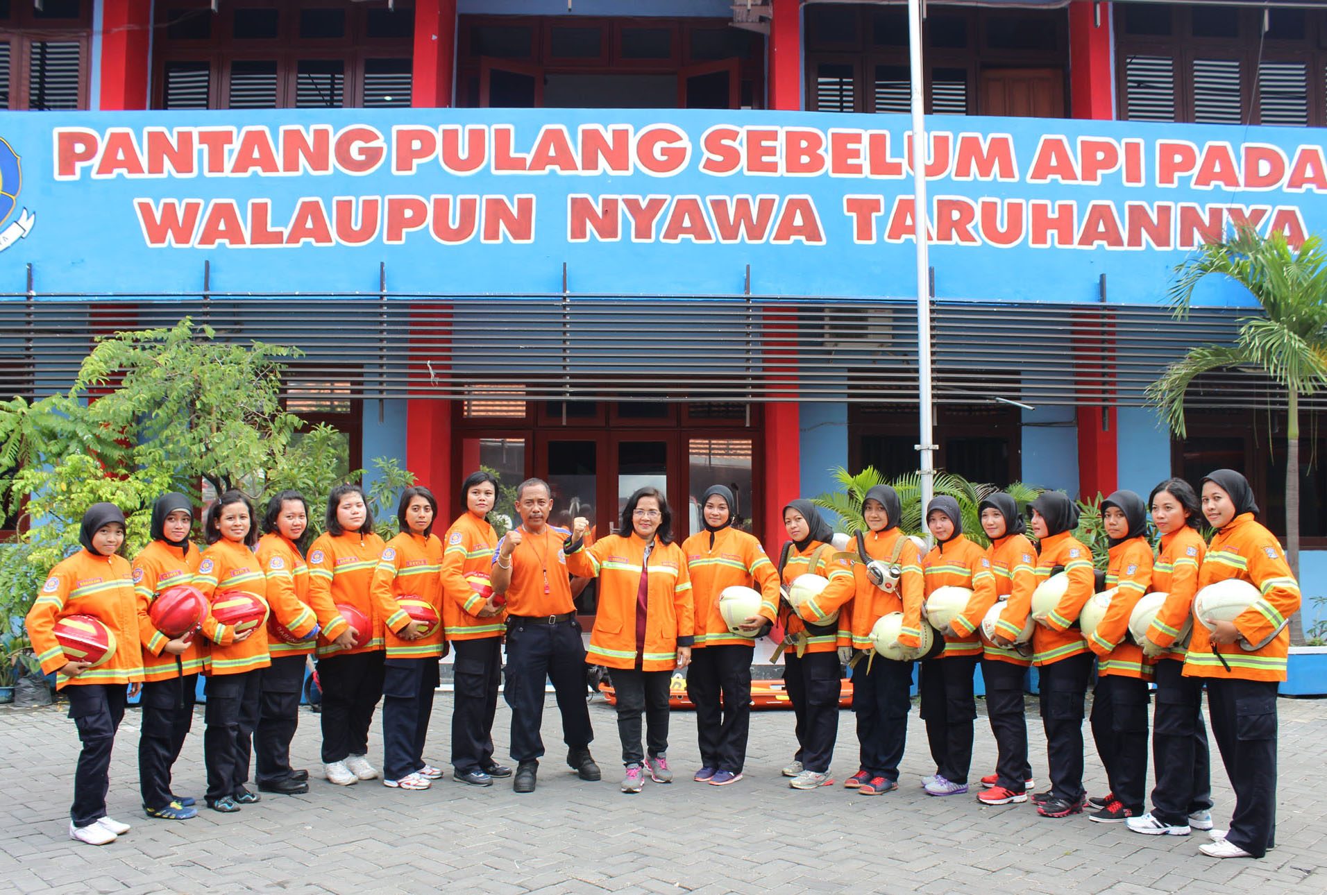 PANTANG PULANG. Pemadam kebakaran Dinas Pemkot Surabaya memiliki 16 anggota. Foto oleh Amir Tedjo/Rappler 