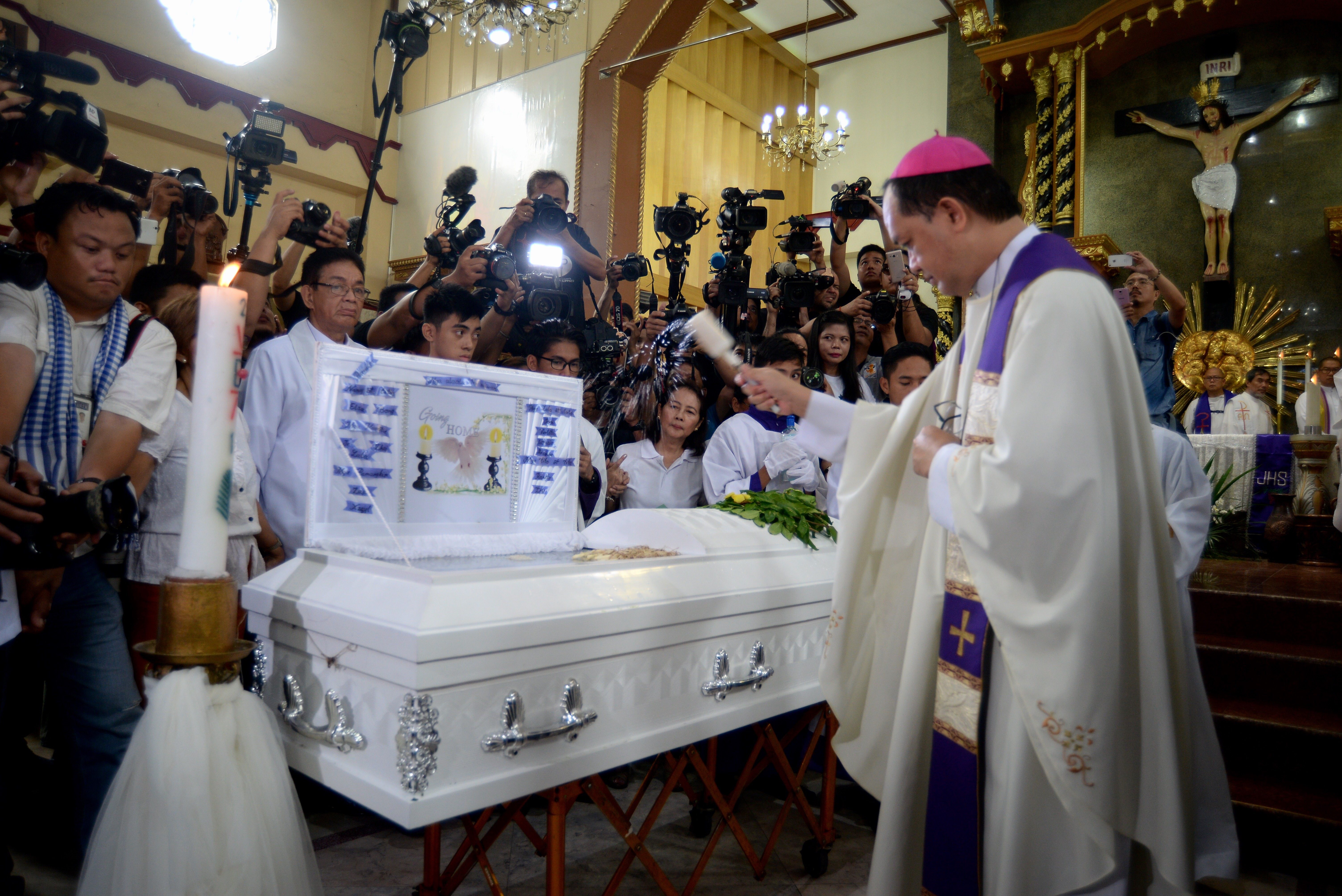 SUPPORT FOR KIAN. A huge crowd composed of family, friends, and supporters attend the funeral mass. Photos by Maria Tan/Rappler   